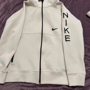 Vit hoodie från Nike - Säljer en vit hoodie och byxa storlek M säljer båda för 500kr