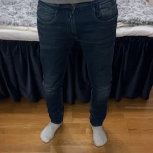 Mörkblå jeans från Replay - Tjena! Säljer dessa mörkblå replay jeans i modellen anbas i storlek 34 i midjan och 32 i längd. Modellen är 180-185 och 75-85 kg och de sitter rätt bra på han. Tveka inte att kontakta mig om du har några frågor! 