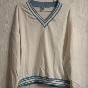 Retro tröja med blå detaljer - Stor garderobrensning♻️Se gärna mina andra annonser. Pris går att diskutera vid flerköp🌸finns en defekt, se bild 2. Därav priset. Annars i mycket gott skick.