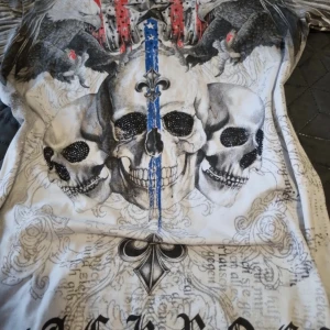 Vit t-shirt  från Blackrock - Cool vit t-shirt från Blackrock. T-shirten har korta ärmar och detaljer i rött och blått med stjärnor.. Perfekt för en edgy look! Den är I ny skick och  storleken är  L. 