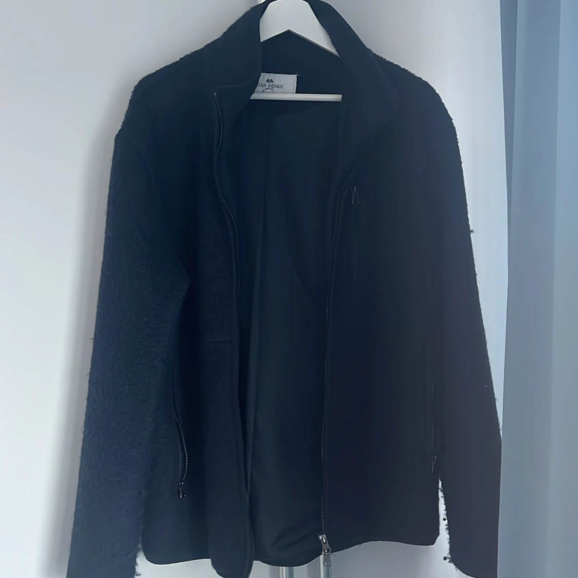 Mörkblå jacka från John Henric
