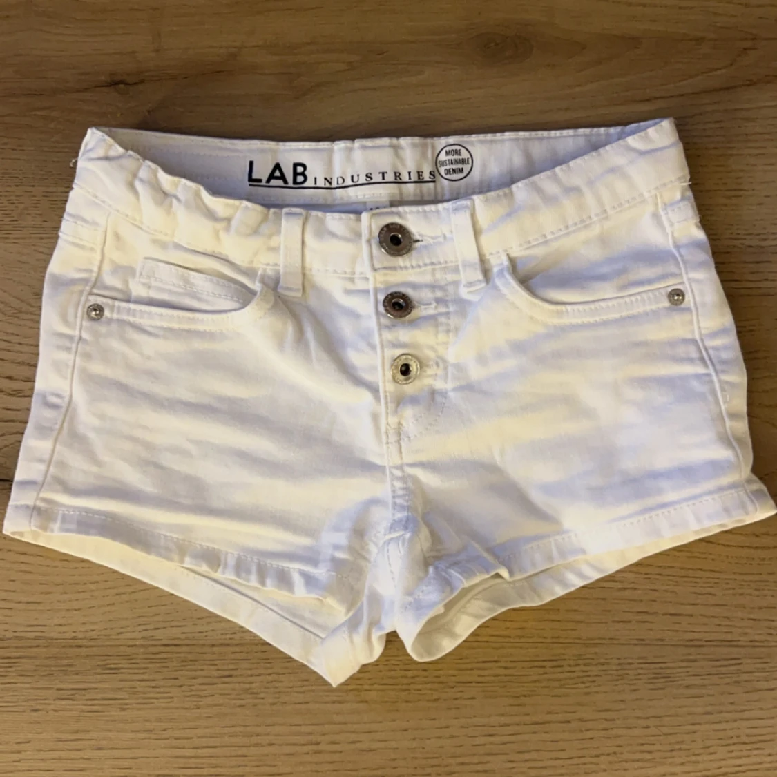 Vita shorts från LAB Industries