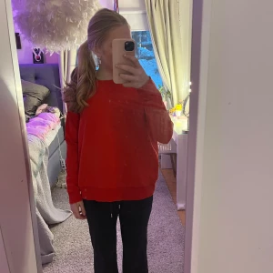 Röd tröja - Säljer en snygg röd tröja med långa ärmar. Perfekt för en avslappnad stil och kan enkelt matchas med olika outfits. Tröjan har en klassisk design och är bekväm att bära. Andvänts 1 gång! 