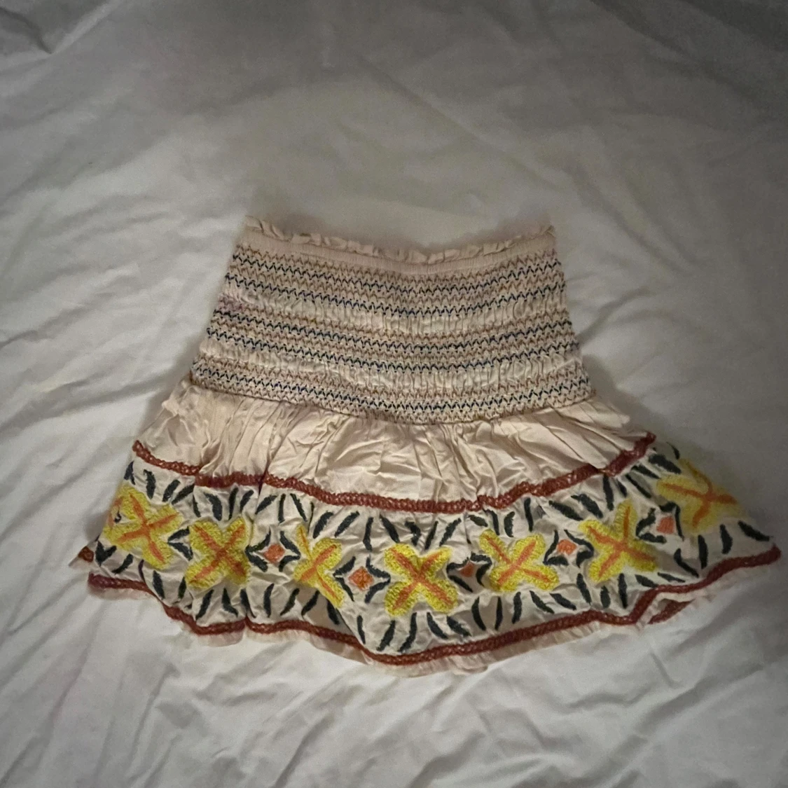 Beige kjol med broderade detaljer. STOR STORLEK + STRETCHIG - 1