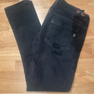 Dondup george jeans - Dondup George jeans i färgen svart med en del slitningar. Jeansen har använts flitigt och är i ett helt okej men användbart skick. Storlek:34. Nypris ca 3000, vårat pris endast 450✅Hör gärna av er vid eventuella funderingar eller frågor!