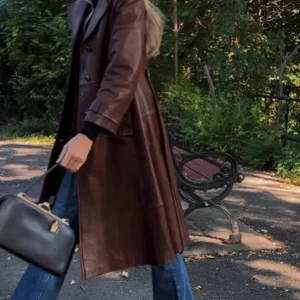 Brun skinnkappa (trenchcoat) från boohoo  - Säljer en Snygg brun skinnkappa med knappar framtill som liknar den på bilden, skriv privat för att få bilder på den jag säljer. Det som jag skulle säga skiljer är att det är 4 st knappar på den jag säljer!  Perfekt för höst och vår, ger en stilren look. Långärmad design med klassisk passform. Endast testat sedan har jag packat ner den därav att den kan vara lite skrynklig