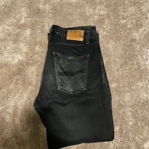 Nudie jeans - Storlek: 30/28 bra skick, finns ett litet hål i högra bakfickan men annars är det fint skick!