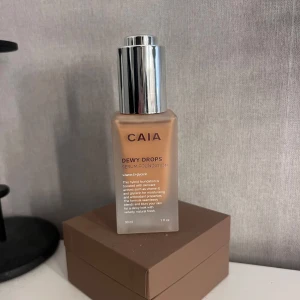 Caia Dewy drops 30W - Dewy drops i färgen 30W från CAIA. Endast testad 2 gånger men säljer då den är lite för mörk för mig. Se sista bild för att se hur mycket som finns i. Kan eventuellt byta mot en i färgen 20W 