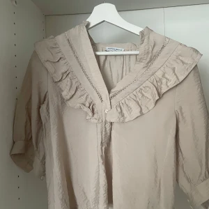 Beige blus - Fin blus i nyskick