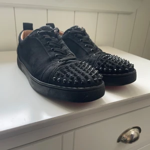 Christian Louboutin - Säljer mina Louboutins då jag inte avänder dom längre, dom är i ett jätte bra skick för att dom e knappt använda, alla nitar finns kvar på dem.