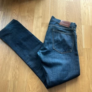 Blå jeans från Polo Ralph Lauren - Snygga blå jeans från Polo Ralph Lauren med klassisk femficksdesign. Skick 8/10. Storlek W31 L32. De har en broderad RL-logga på myntfickan och en läderpatch med märkesnamnet på baksidan. Tillverkade i 100% bomull för en bekväm passform. Hör av dig vid fråga.