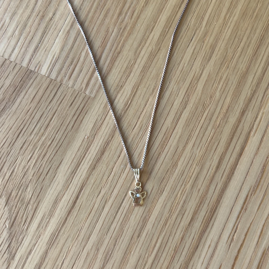 Berlock i guld med vit sten - 1