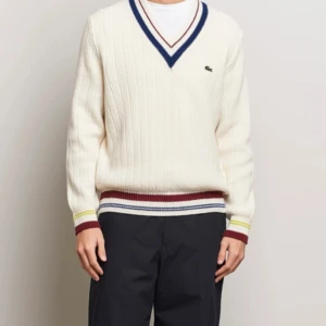 Lacoste stickad tröja large  - En stilren och elegant tröja i absolut nyskick! Nypriset på tröjan var: 2400kr (första bilden är lånad för att visa passformen 