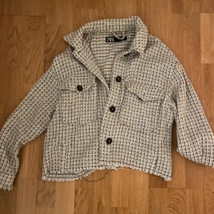 Vit och svart jacka från Zara - Snygg jacka från Zara med ett rutigt mönster. Jackan har långa ärmar och knappar framtill samt två bröstfickor med knappar. 💕Skriv för flera bilder, pris kan diskuteras!