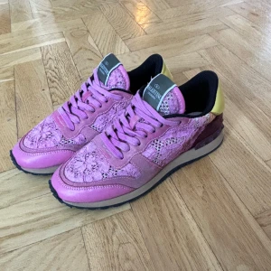 Valentino garavani rockstud trainee sneakers - Ett par sjukt snyggt Valentino sneakers i storlek 38. Skorna är i bra använt skick. (Innersulan saknas)