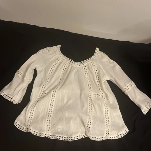 Vit blus från Lindex str XS men passar mer S - Säljer en söt vit blus från Lindex str XS men passar mer S. Vackra spetsdetaljer och trekvartsärmar. Blusen har en luftig passform och är perfekt för vår och sommar. Den har en romantisk känsla med sina fina spetskanter.