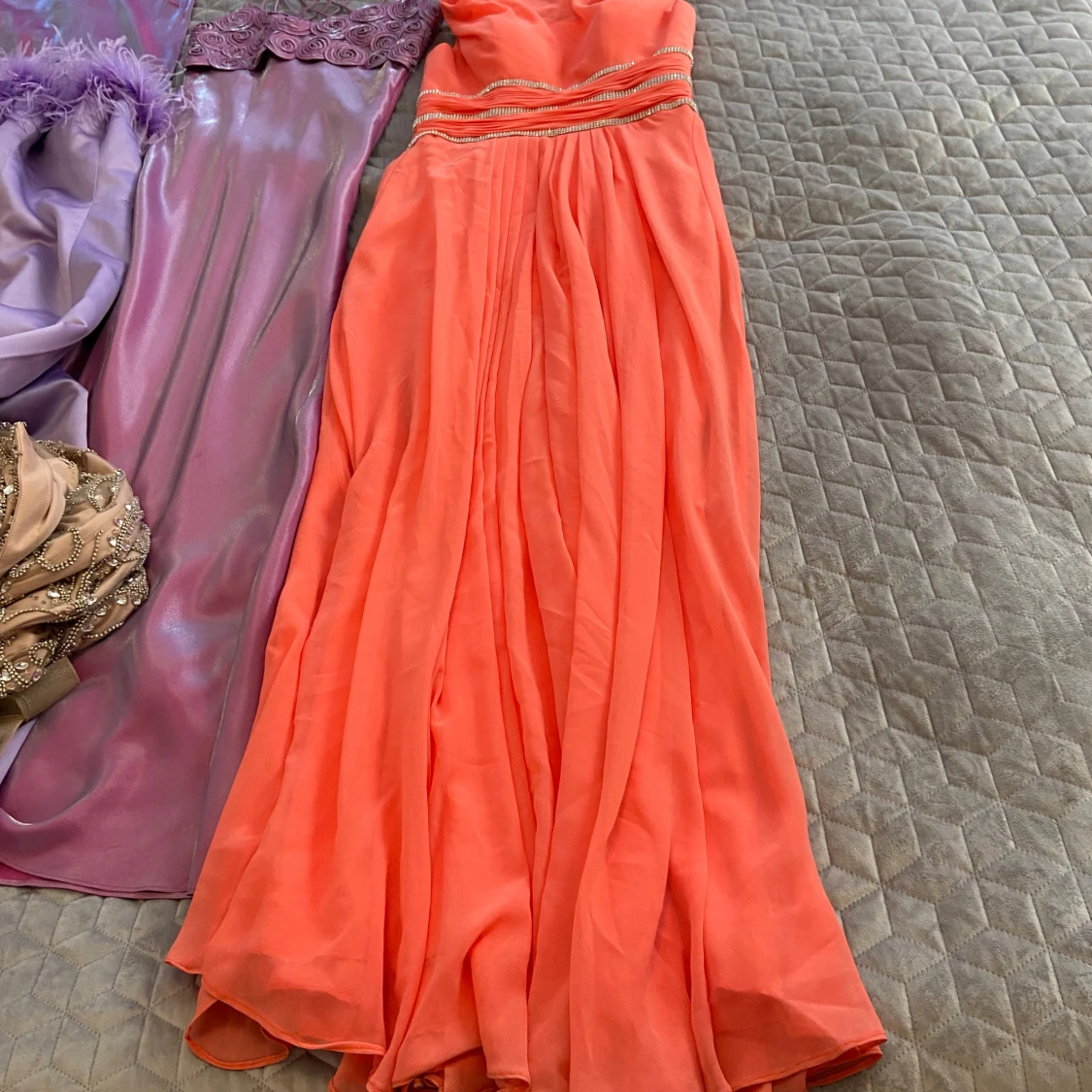 Korallfärgad långklänning med glittriga detaljer - 1