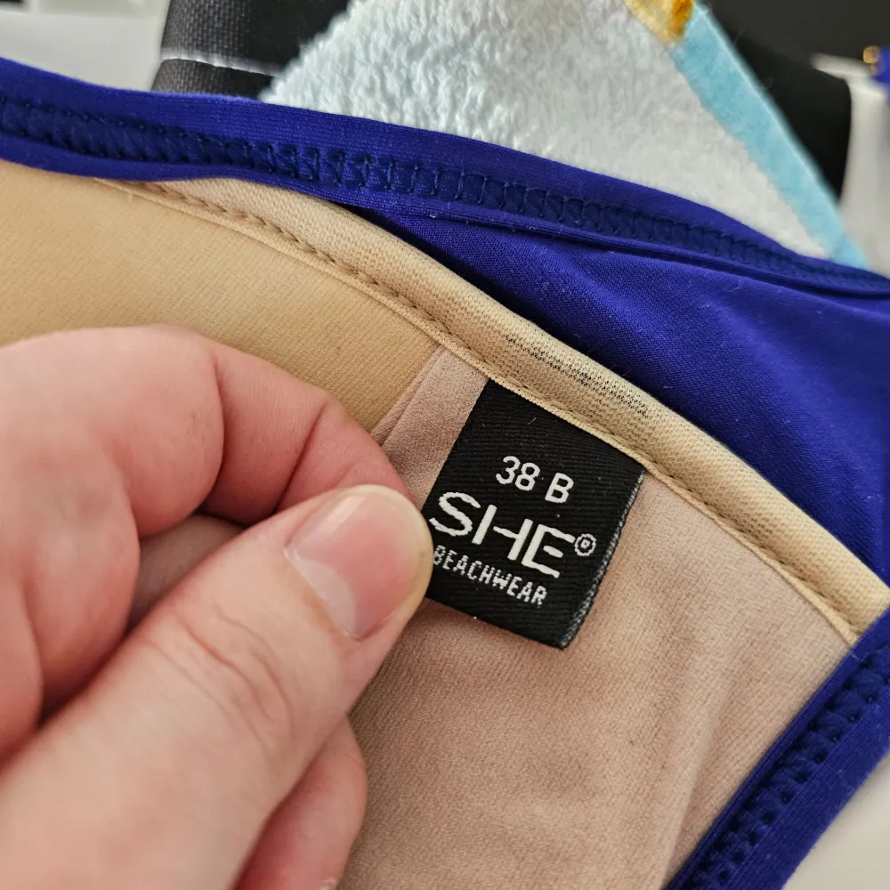 Underdelen är oanvänd. Avtagbara kuddar. Enligt butik är det äkta guld på knäppningen på överdelen.. Muu.