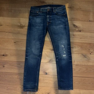 Nudie Jeans - Säljer dessa sjukt snygga Nudie jeans Grim Tim med sjukt feta slitningar och fades. Storlek W30 L30. Skicket är mycket bra med lite tecken på användning. Nypris 2200 kr. Tveka inte på att höra av dig!