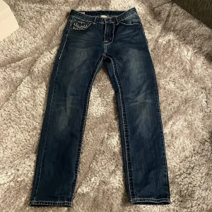 True Religion Jeans - Knappt använda och säljer eftersom jag aldrig använder dom längre, det är storlek 30 på dom och måtten ser ni på dom 2 sista bilderna.
