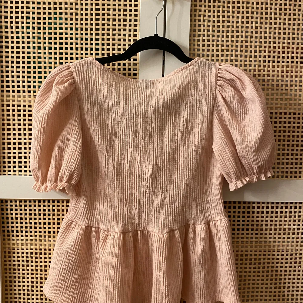 En jättesöt rosa blus som var köpt till min skolavslutning men ej har använts efter💕. Puserot.