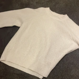 Vit stickad tröja från Zara - Säljer en mysig vit stickad tröja från Zara i storlek 164. Tröjan har en klassisk design med långa ärmar och en rund halsringning. Perfekt för kyligare dagar. Hör av dig vid intresse! 🤍