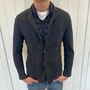 Svart kavaj med knappar - Snygg svart kavaj med knappar framtill ifrån Massimodutti. Inga defekter eller liknande. Perfekt nu till våren. Modellen är 182. Bara att skriva vid frågor eller funderingar