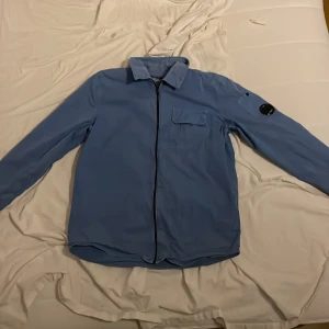 Blå overshirt från C.P. Company - Säljer en snygg blå overshirt från C.P. Company med dragkedja. Storlek xs men passar bäst om man är runt 170