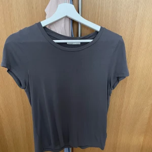 Grå t-shirt  - Säljer den hära gråa T-shirten för den kommer inte till användning 🩷