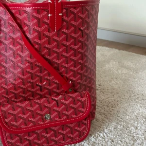 Röd tote - Snygg röd tote väska! Dustbag tillkommer