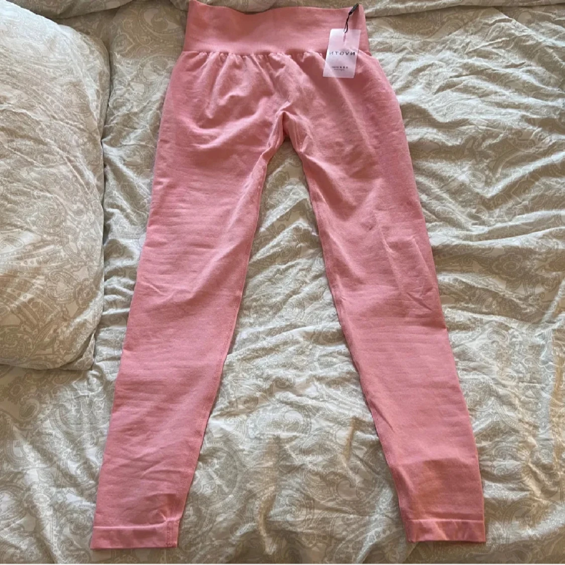 Rosa leggings från NVGTN - 1