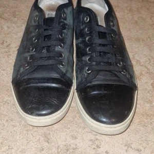 Lanvins  - Tja säljer dessa snygga lanvins i stl 39 skicket är 7/10 dom har lite defekter de är en lurvigare skin modell. Inget og medföljer. Hör av er vid funderingar 