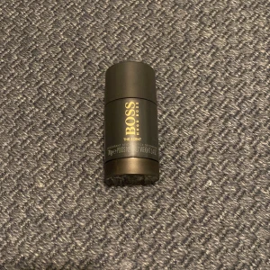 Hugo Boss The Scent Deodorant Stick - Säljer en elegant deodorant stick från Hugo Boss, The Scent. Perfekt för den som vill ha en sofistikerad doft i vardagen.  OÖPPNAD/OANVÄND