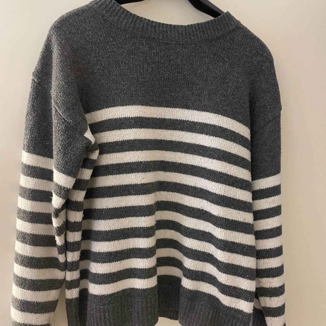 Grå och vit randig stickad tröja - 1