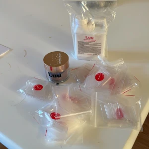 Luu nails  nagelkit med akrylpulver och vätska - Komplett nagelkit från Luu med akrylpulver och vätska för nagelförlängning. Och massa tippar