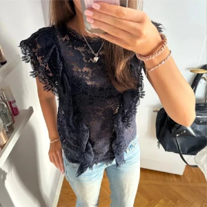 spetstopp från Zara - Jätte Snygg mörkblå spetstopp från Zara i storlek S men passar XS med snygga spetsdetaljer. Passar både till vardag och fest!  Den är i superbra skick och pris går alltid att diskutera🥰🥰❤️