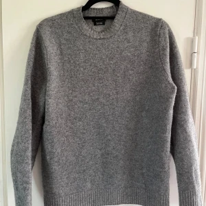 Massimo dutti stickad tröja - Säljer en fet Massimo dutti stickad tröja som jag inte använder längre. Storlek M men passar S.