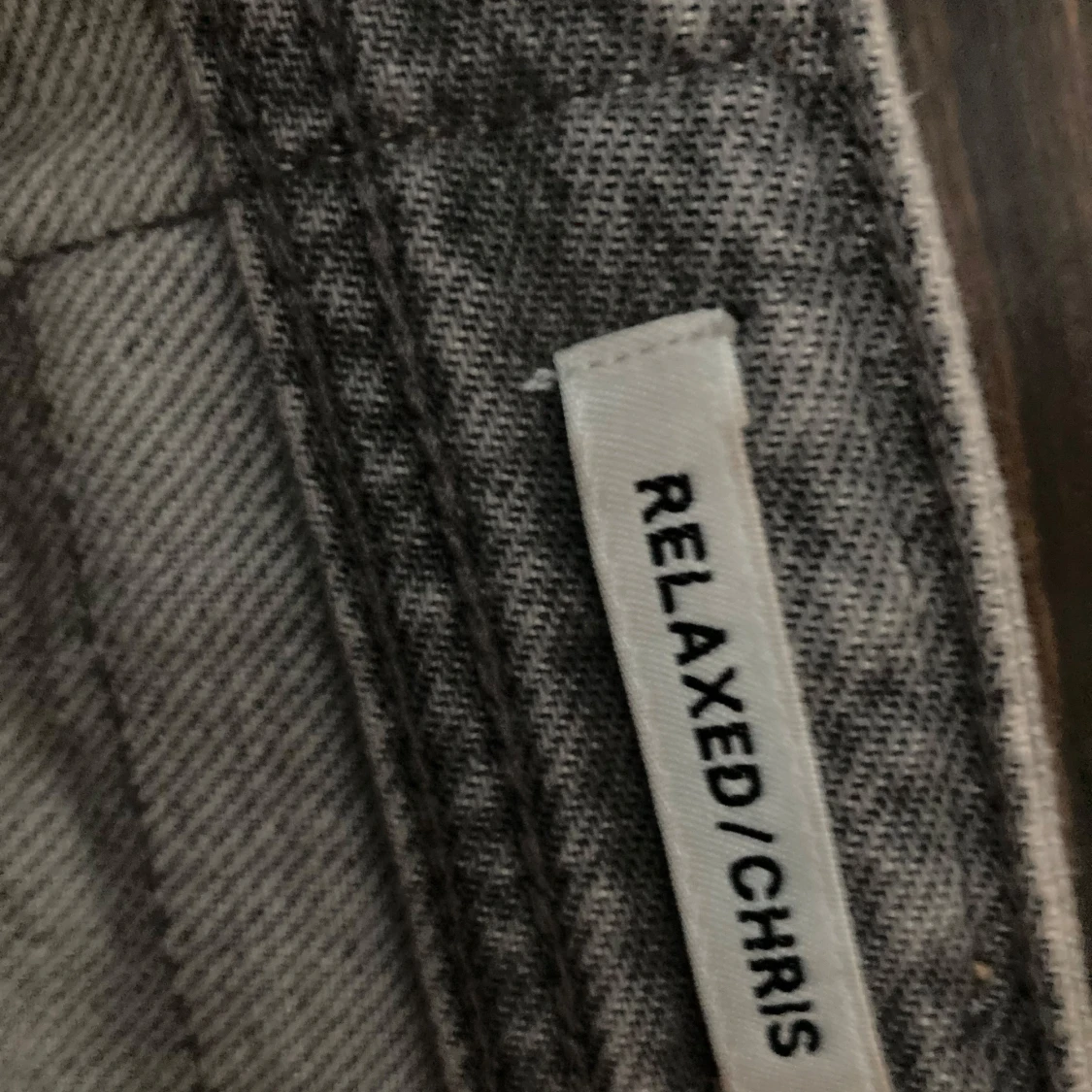 Grå jeansbyxor med relaxed fit - 1