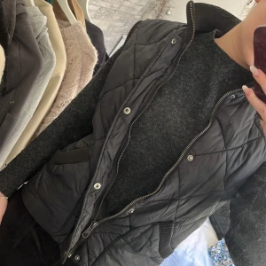 Svart väst - Snygg väst! Passar perfekt under vår/höst! Jätte snygg med stickade tröjor under💕