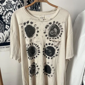 S/S 08 Acne Jeans Tshirt - Vit tshirt med tryck från Acne Studios spring/summer kollektion 2008. Storleken är L men den är ganska kort och boxy i passformen. Skriv gärna om du har frågor eller prisförslag 