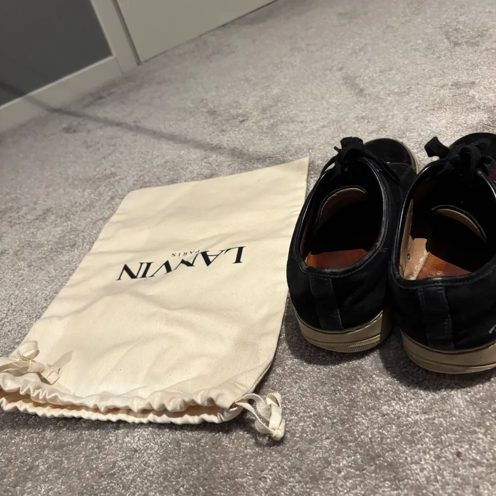 Snygga svarta sneakers från Lanvin med storlek uk8 med snörning och vit sula. Helt klart sett sina finare dagar hälen är uppsliten och sulan är förstörd men det är inget som inte går att piffa upp. Dustbox ingår och priset är ej hugget i sten. Kengät.