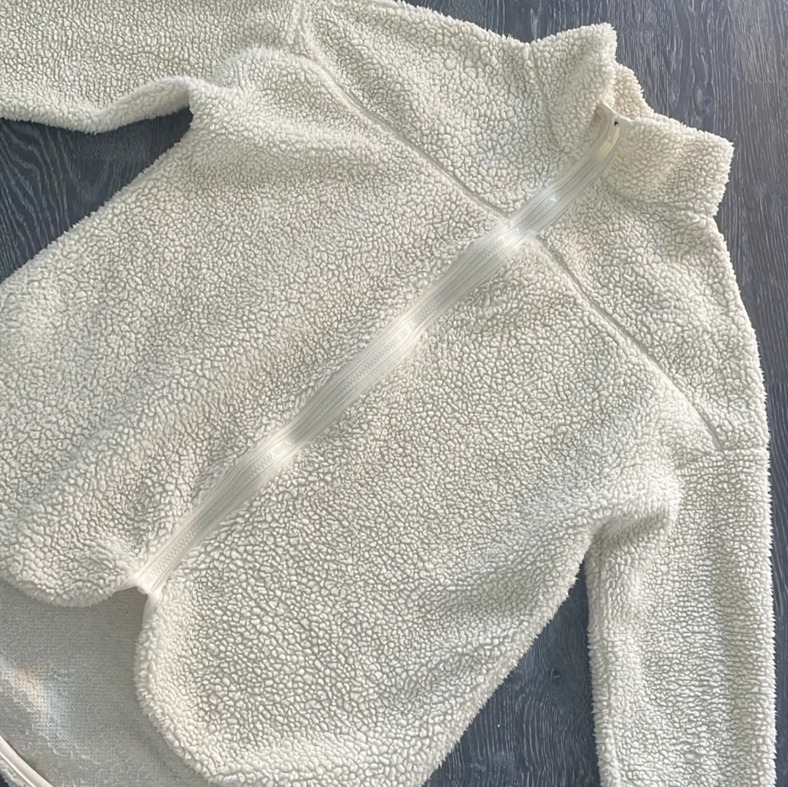 Krämvit teddyjacka från Ginatricot 