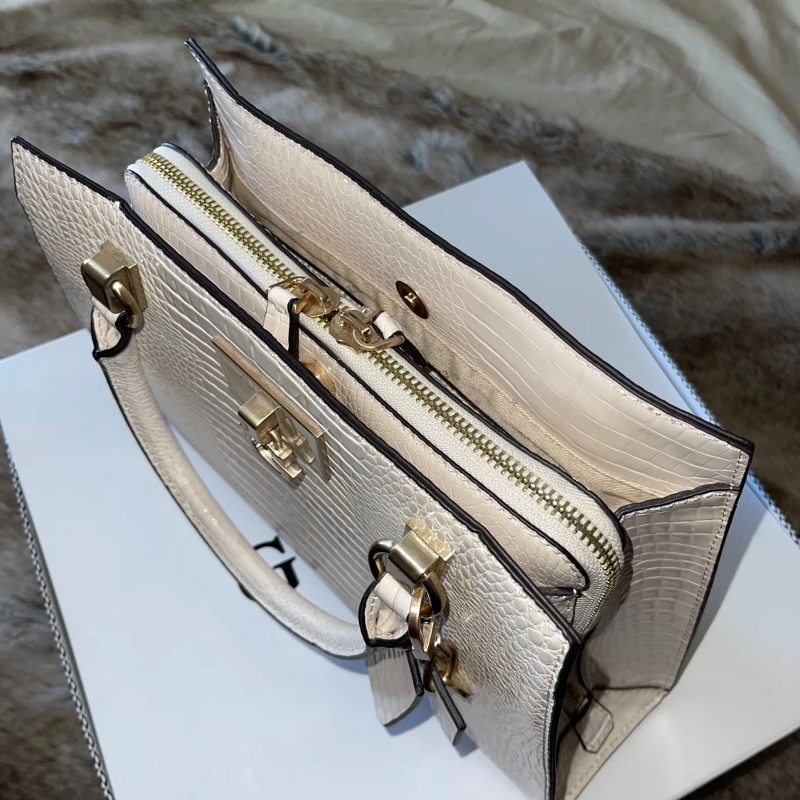 Vit handväska från Guess - 1