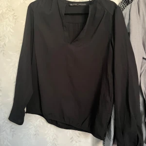 Svart Zara shorta - Säljer ny denna svarta Zara shorta som jag köpte för cirka ett år sedan, men som bara blev andvänd cirka 5 gånger. Skulle säga att den funkar lika bra till en middag som till vardags❤️ skriv för mer bilder mer funderingar🥰