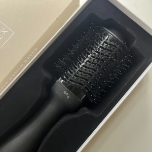 Svart hårfönborste från Hair Lab EX - Säljer en svart Pro Hair Brush Dryer från Hair Lab EX. Perfekt för att skapa en salongsliknande hårföning hemma. Borsten har en rund form med täta borst för effektiv styling och torkning.