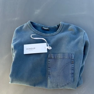 Dondup sweatshirt - En riktigt go crewneck från dondup. Storlek M, skick 8/10. Nypris - ca 2500 kr. Vid fundering är det bara att fråga. Mvh Ahrsells