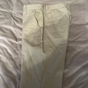 Beige chinos från Bertoni - Snygga beige chinos från Bertoni i 100% bomull. De har en klassisk design med en rak passform och midwaist. Perfekta för en stilren look.