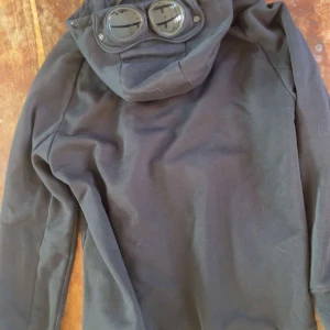 Svart kofta från C.P. Company - Säljer en svart kofta  från C.P. Company for 550 kr pris kan diskuteras!! OPPSS!! Inte äkta 