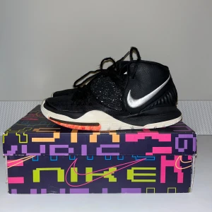 Nike x Kyrie Irving- basketskor - Sällsynta Nike x Kyrie Irving basketskor, Använda men fortfarande i bra skick. Sköna och fortfarande bra grepp. Pris kan diskuteras!