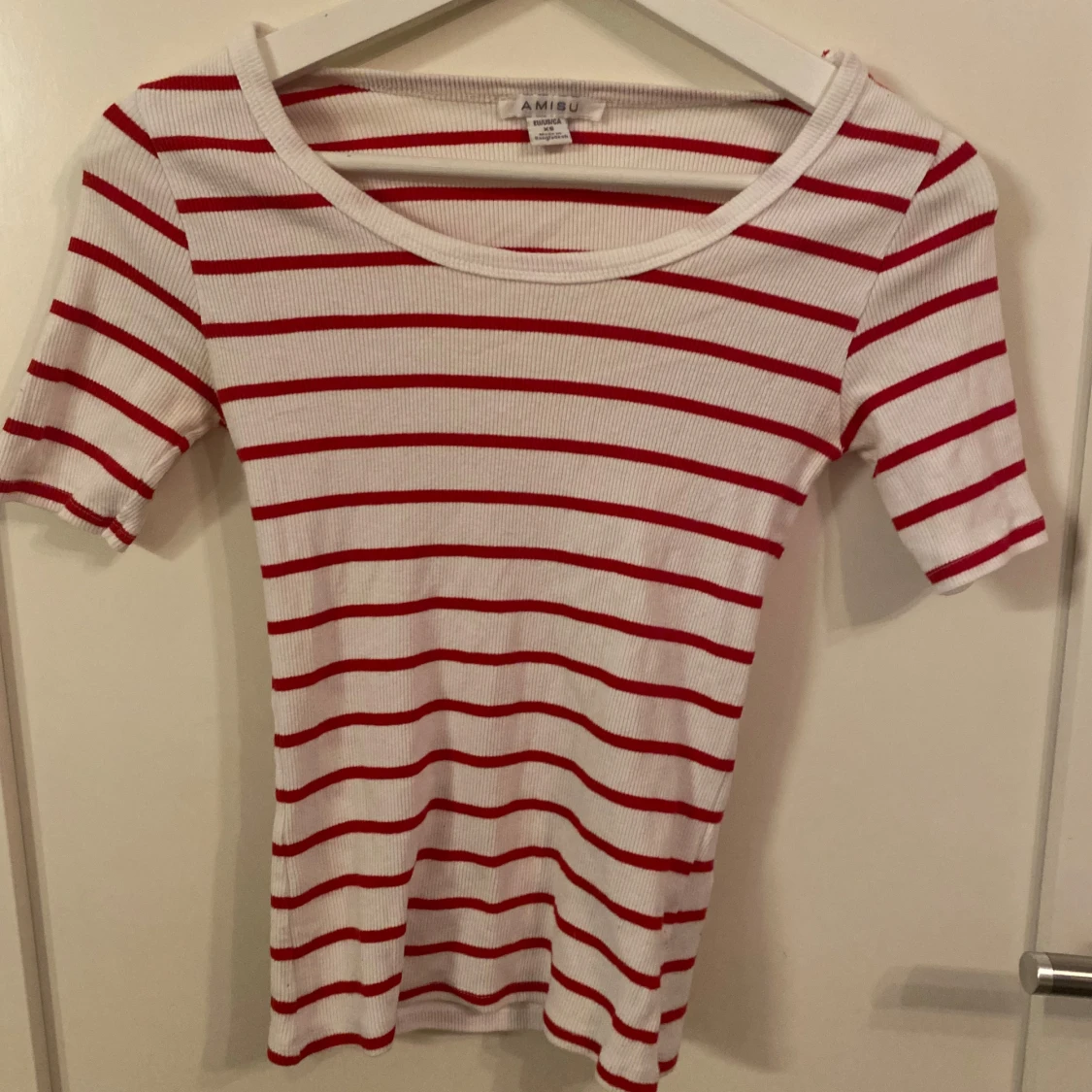 Vit och röd randig topp från Amisu